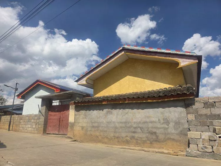 实地探访网红博主B太帮扶凉山女孩家：新房已建成