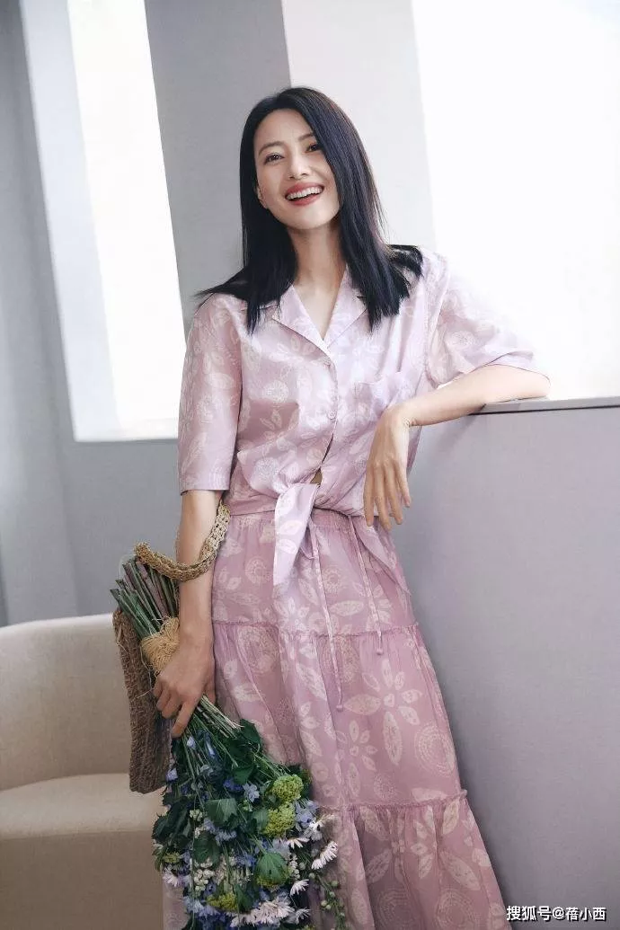 高圆圆新剪发型年轻10岁，穿一身粉，美得像换了个人