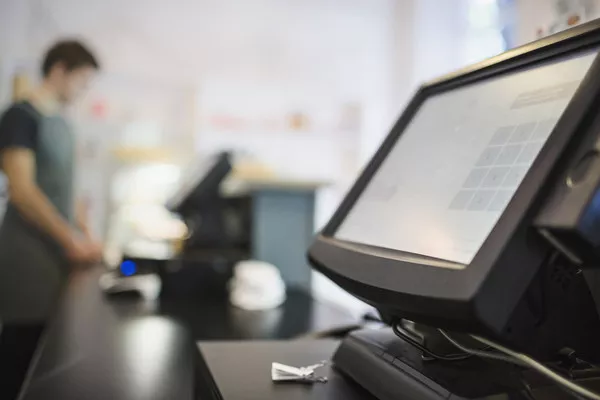 少女结帐突做1嘴型!店员秒冲出柜台"肉身挡匪"救了她