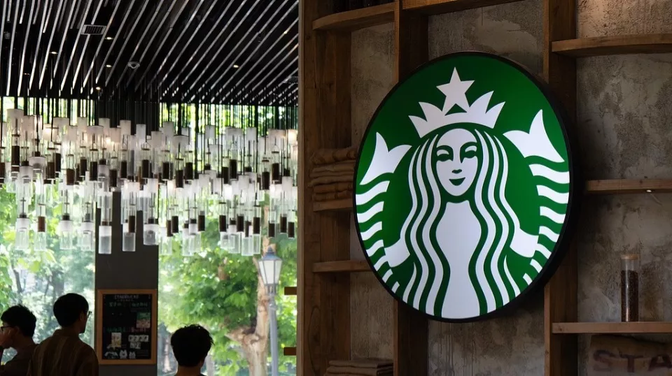 中产失灵，但星巴克还想“死磕”溢价