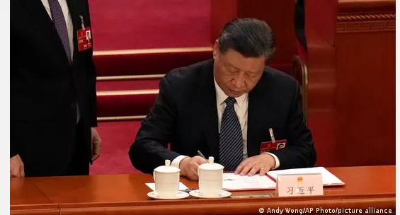 习近平反腐重大转向，一纸新规瞬间引爆舆论