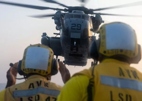 美军拟登船检查与伊朗相关油轮，扣押商船