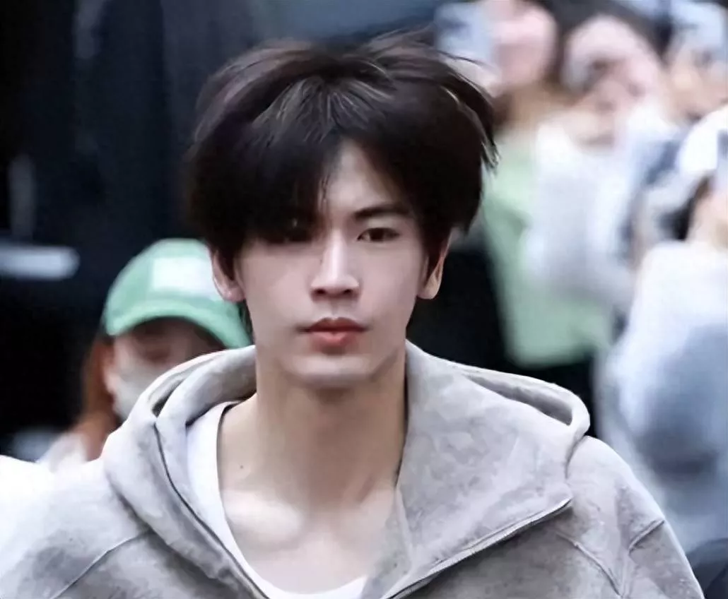 粉底液将军卸妆了！路人拍到纯素颜的张凌赫