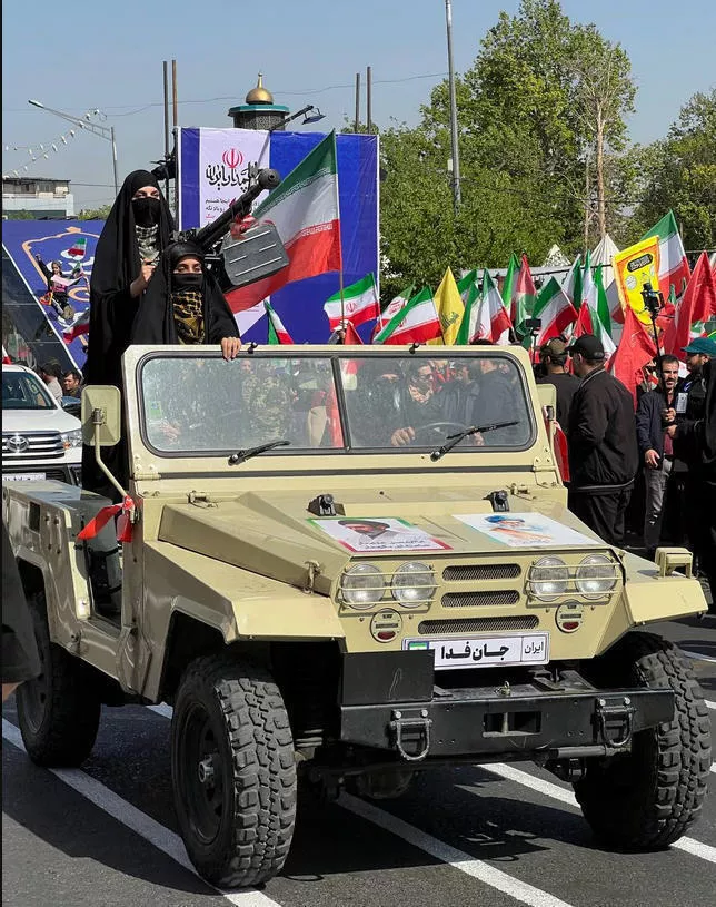 伊朗女性参加阅兵，开军车、持步枪、扛火箭筒