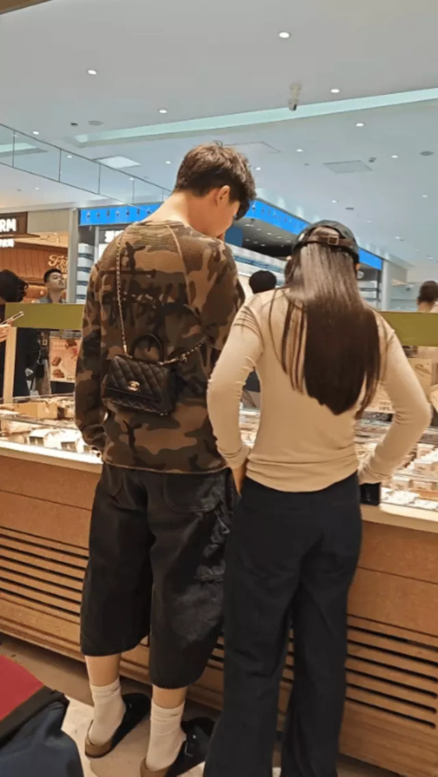 沙溢14岁儿子安吉单独和女生逛街,还帮背香奈儿包