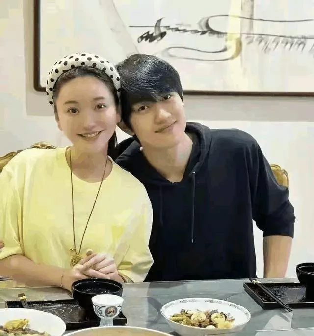 金莎陪未来婆婆逛街，穿宽松格子外套疑似有孕