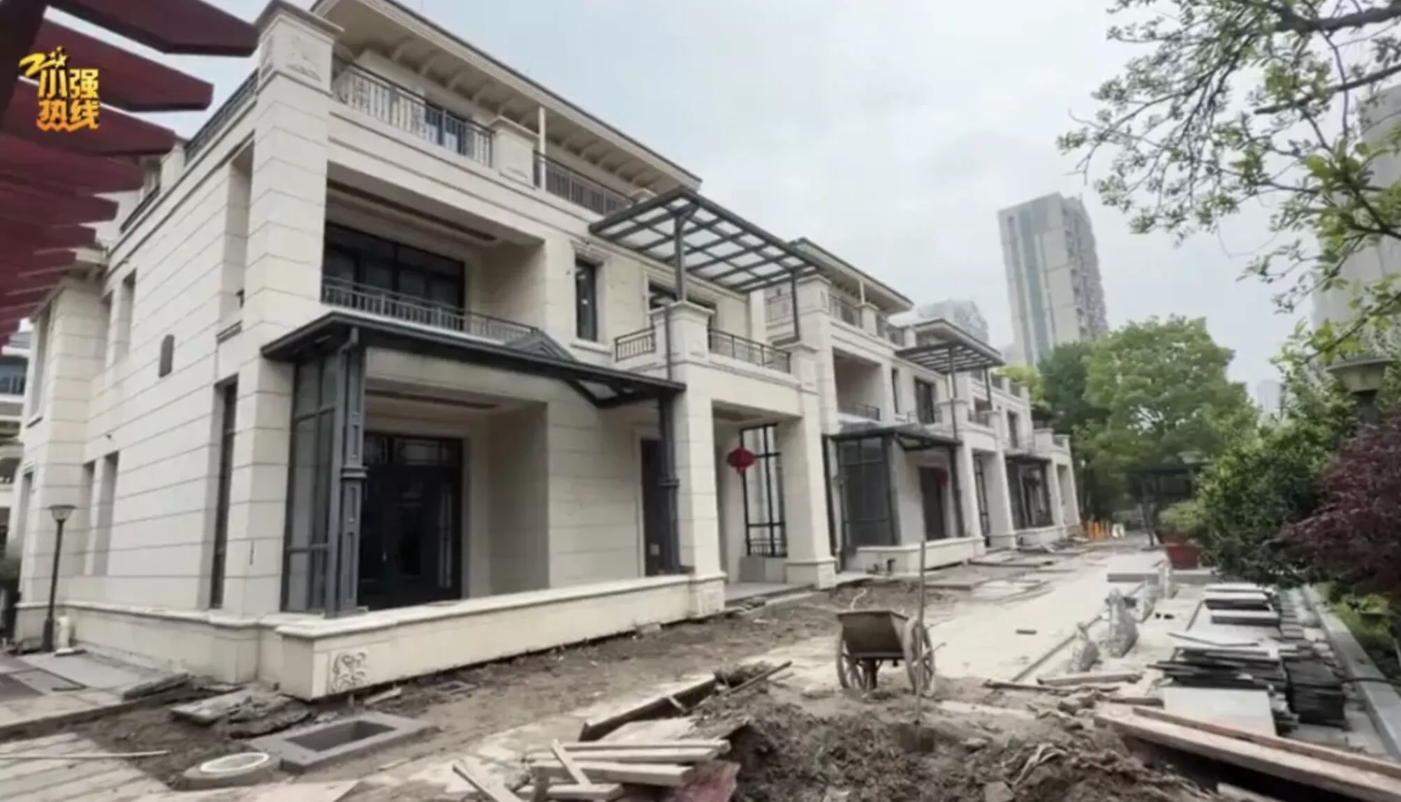 女子买上亿别墅豪宅半年下陷22公分 房子倾斜只能住外面