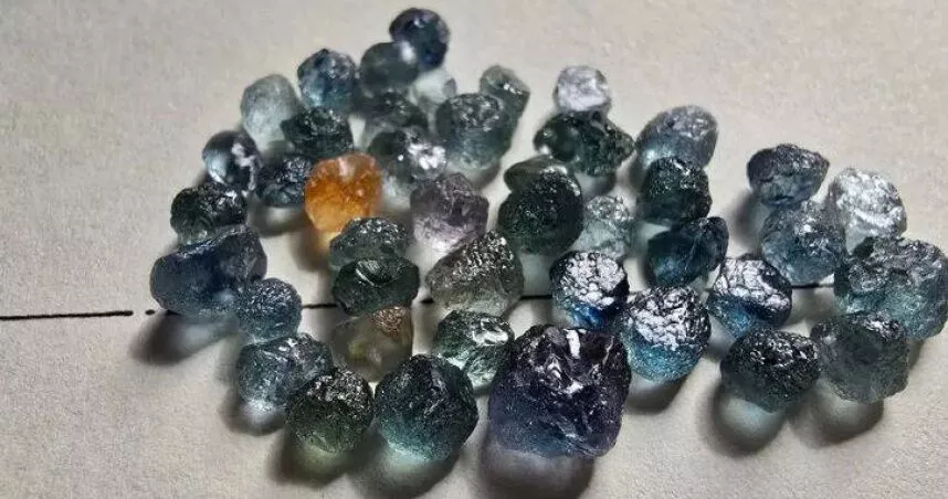 求婚送45公斤石头？她打开惊见43颗蓝宝石 最大达4克拉