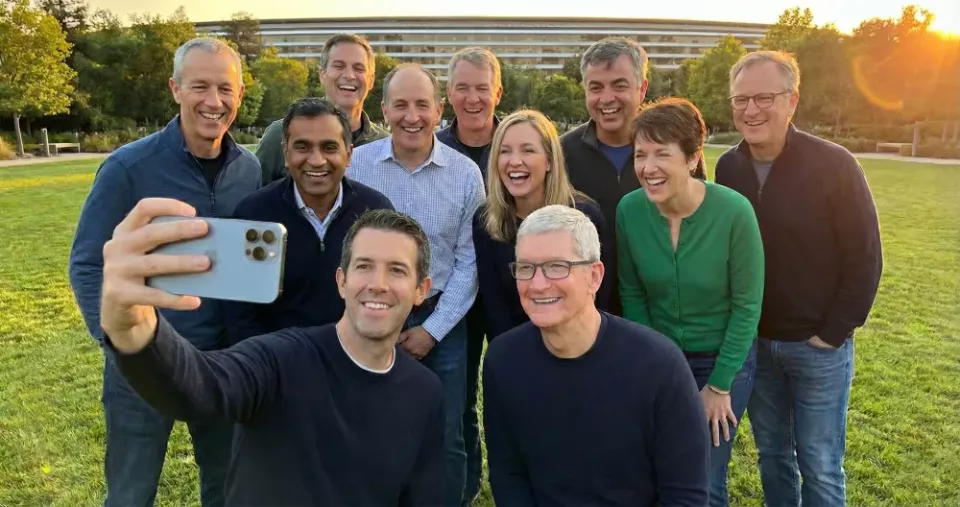 苹果换帅：库克转任董事长，特努斯接任CEO