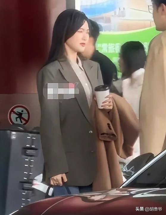 唐嫣火锅店拍戏被偶遇！双眼无神眼袋硕大