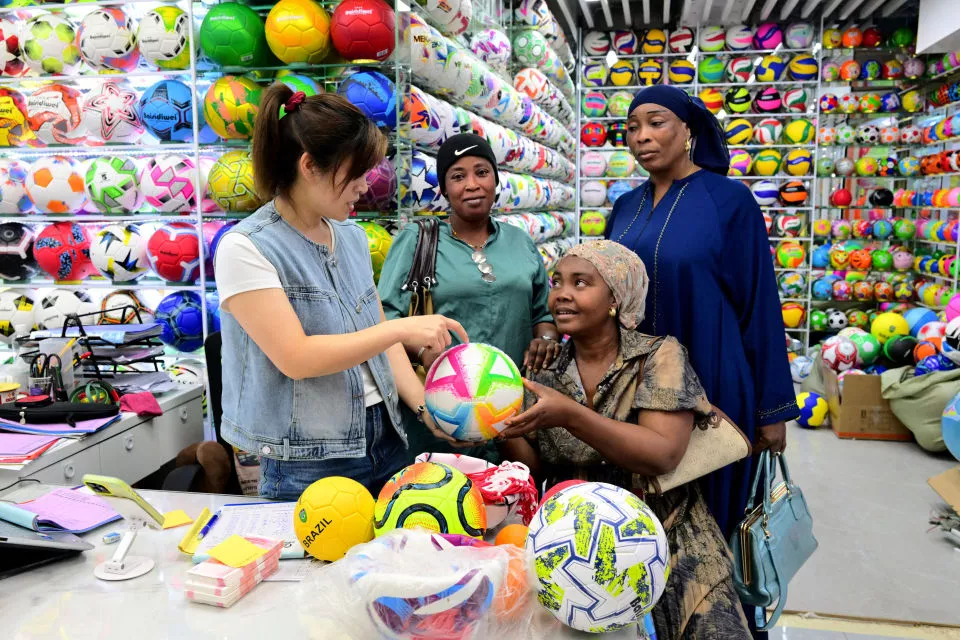世界和和平平，一起看世界杯做生意比什么都强