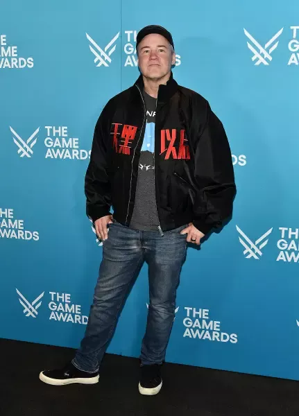 美国知名电游制作人驾270万法拉利，挑战密集弯道