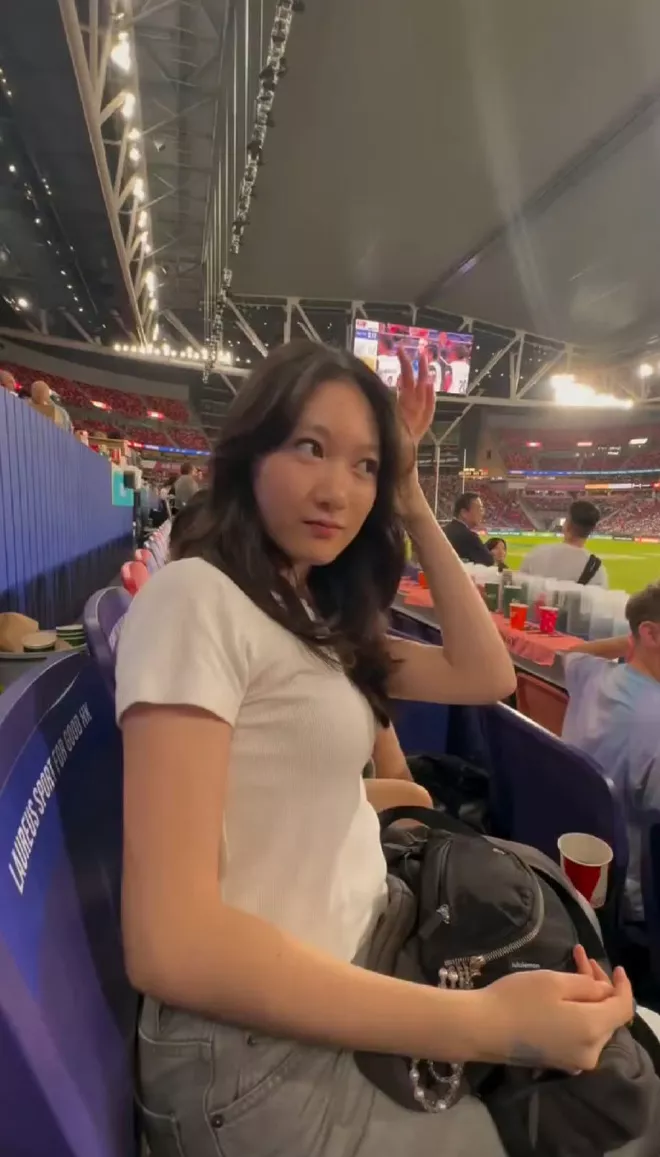 李小鹏女儿14岁近照曝光,萌娃大变样,身高近1米7