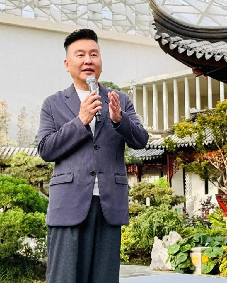 央视主持人张泽群晒退休证！两鬓全白，身材发福