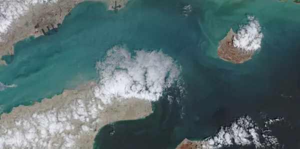 太空清晰可见！伊朗战争酿油污外泄