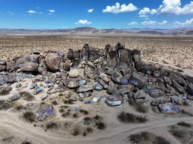 86岁资深中介沙漠离奇身亡，全身赤裸