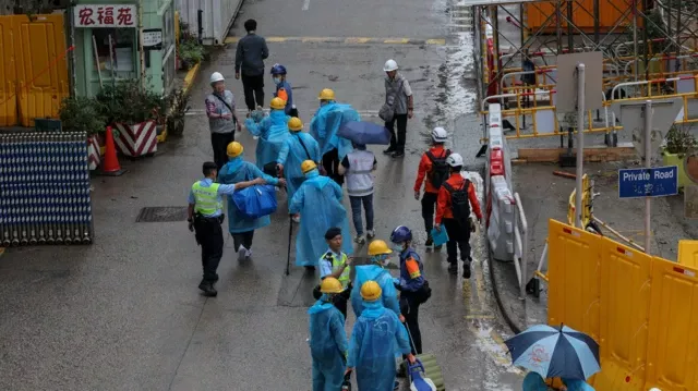 "回家",香港宏福苑首批回家执拾居民的追悼与道别