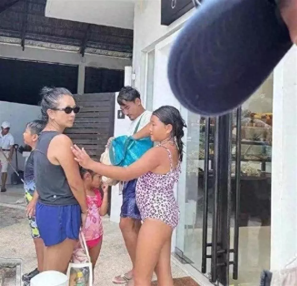 何洁泰国度假,38岁的她满头白发,两女儿颜值身高差太大