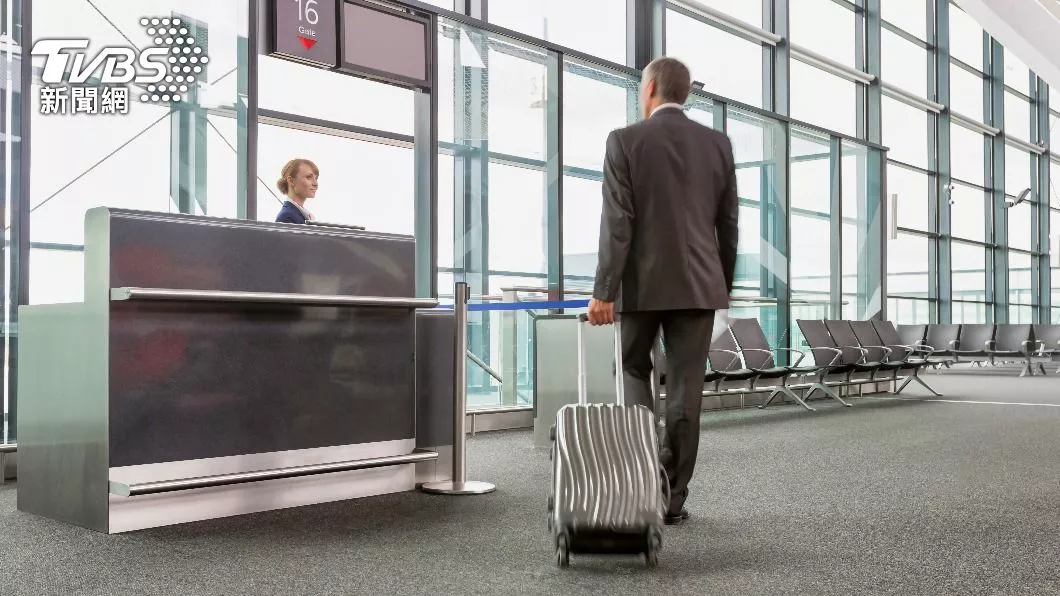 登机前妻坚持去买星巴克 他等不及果断独自登机