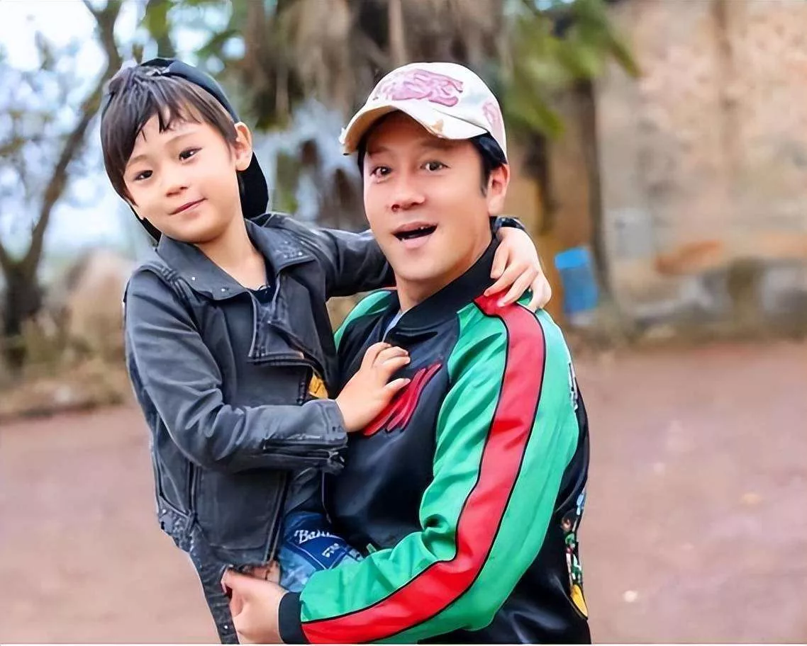 真正的顾家男：58岁蔡国庆给弟弟发工资20年！