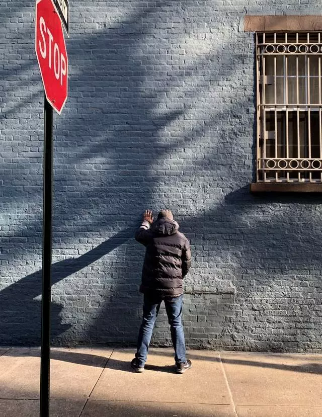 美国纽约随地小便乱象激增，街道臭味弥漫