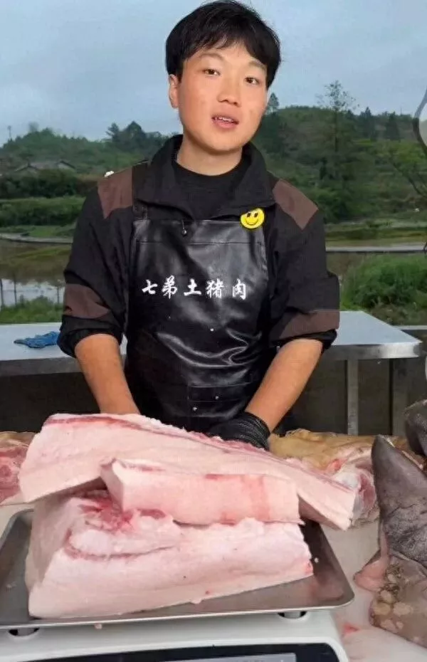 21岁小伙卖肉养6个弟妹，当地妇联：家庭条件尚可