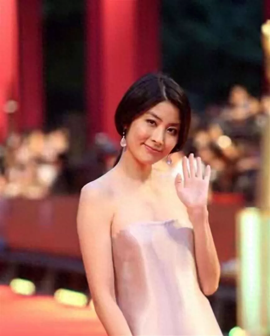 53岁陈慧琳太丰满了，穿抹胸都兜不住好身材