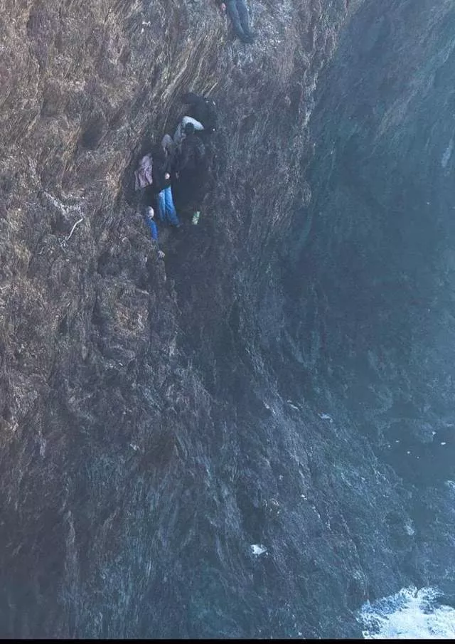 一家七口被困悬崖命悬一线，巨浪来袭惊心动魄