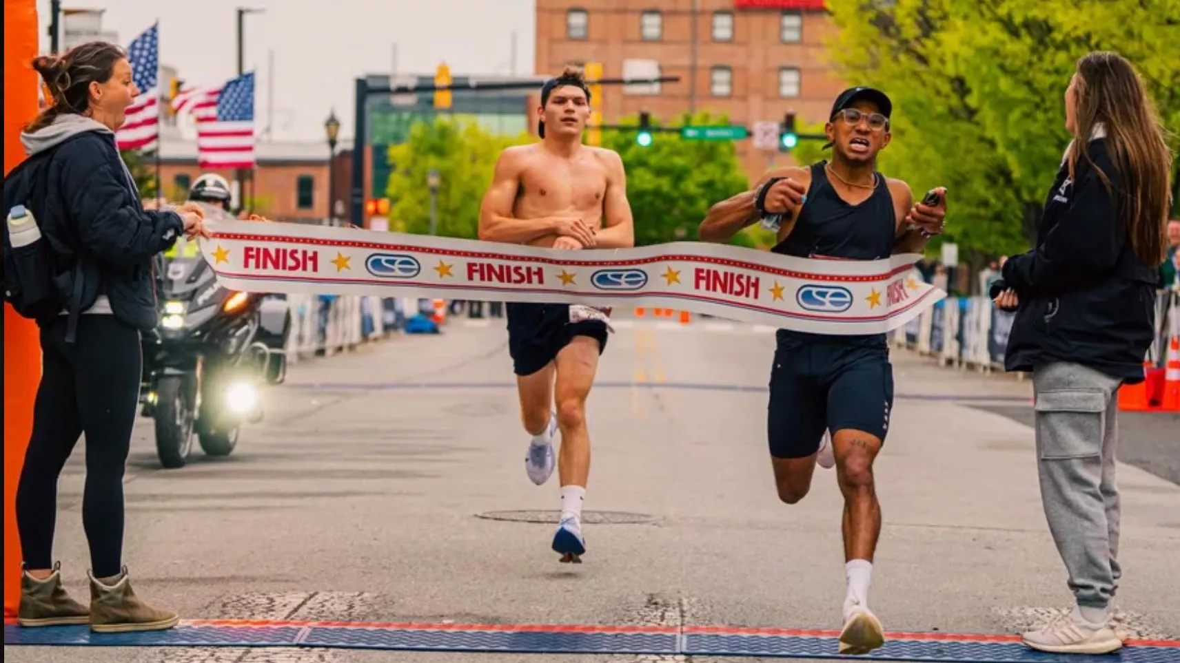 美马拉松上演惊天大逆转 冲线前他举手庆祝 结果…