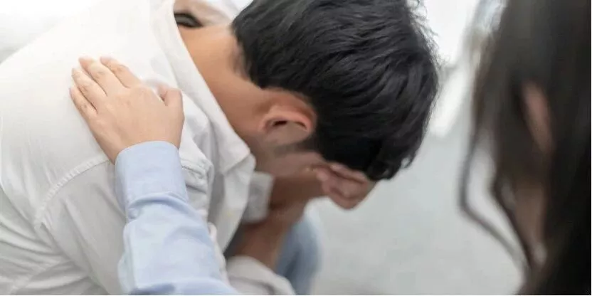 封闭的海岛高中，蒸发了他们半生积蓄