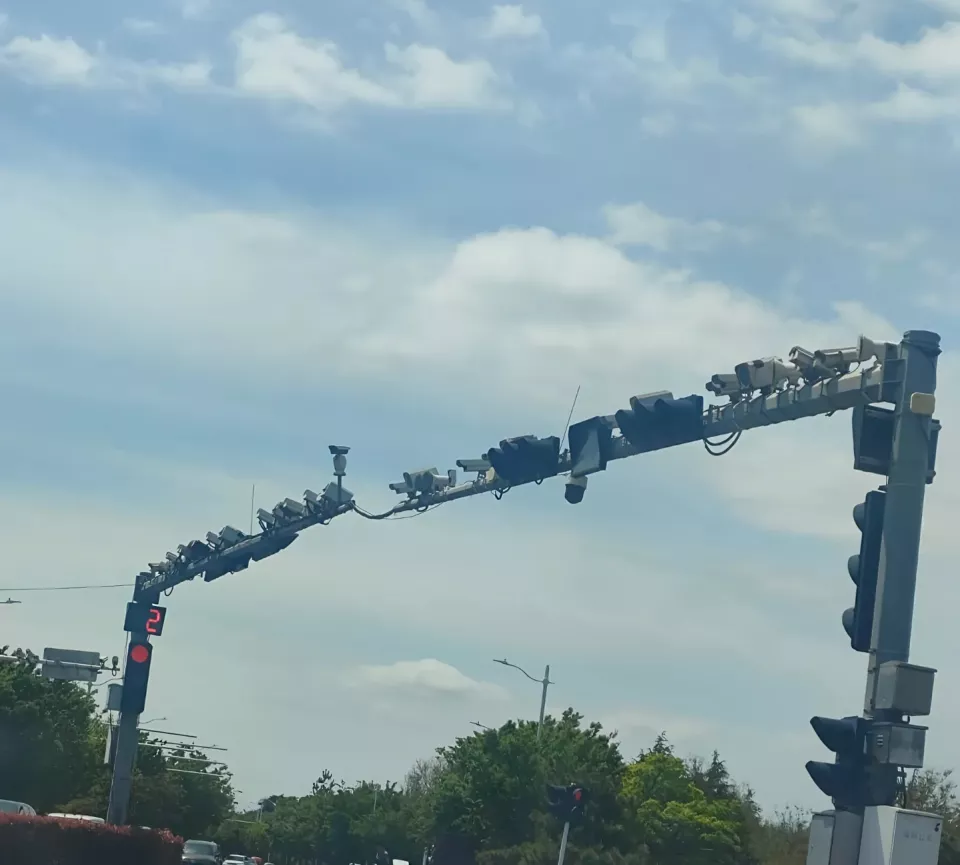 青岛一路口横杆上装了十几个探头，当地警方回应