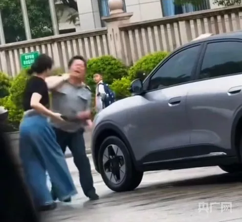 永安保安与女车主冲突后续：保安已停职