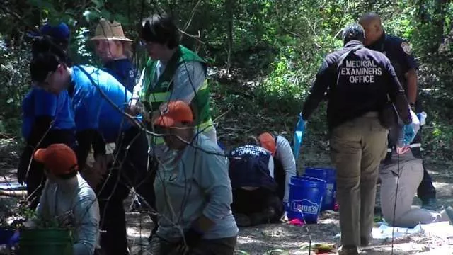 女子遛狗发现人类头骨，挖出3名幼童遗骸