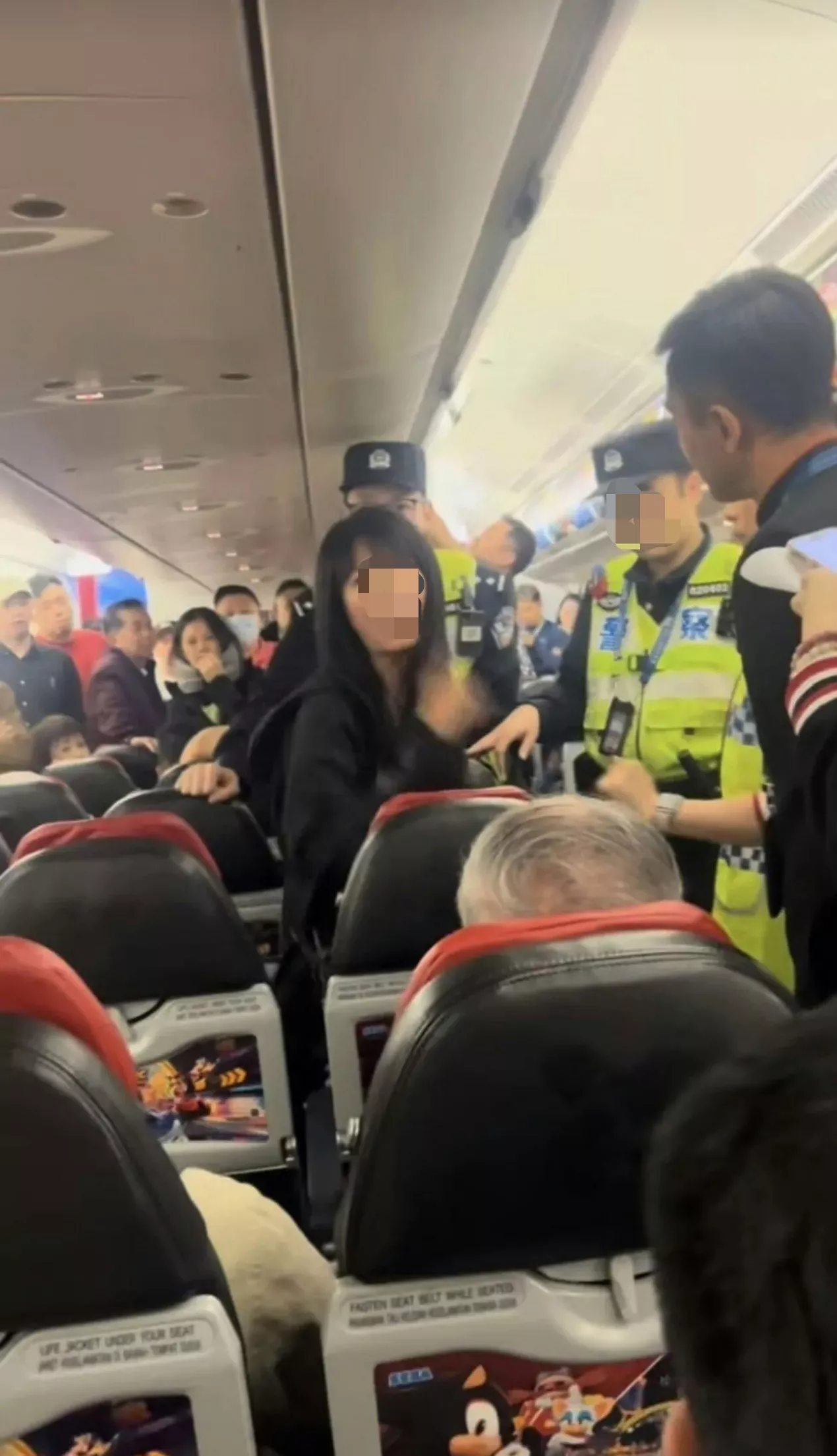 中国闹事女自称南航空姐遭否认 大马女孩围观爆红成meme