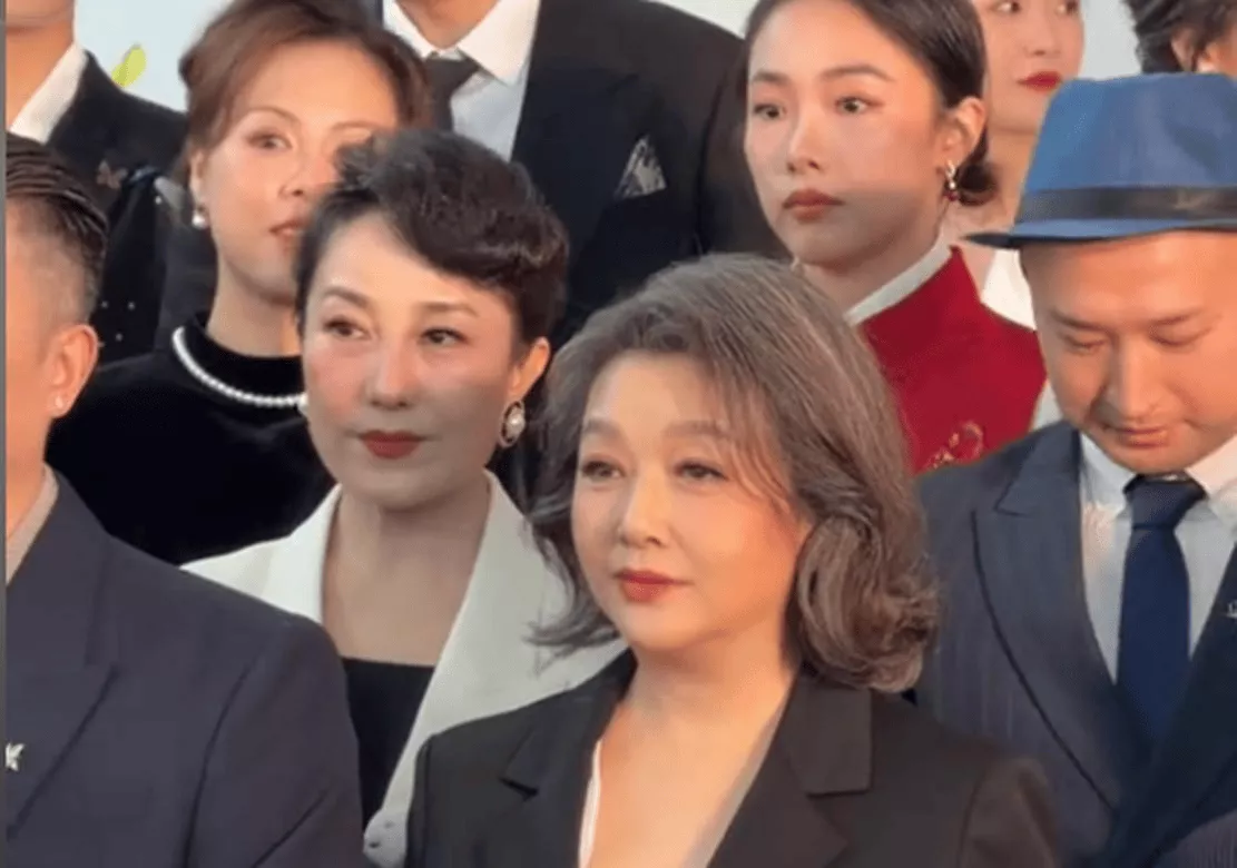 58岁江珊现身活动发福明显，满头白发