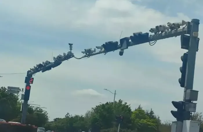 青岛一路口装十几个摄像头网民热议 警方通报了