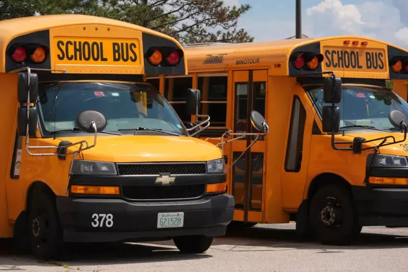 校车司机突晕倒！美国中学生高速公路上自救