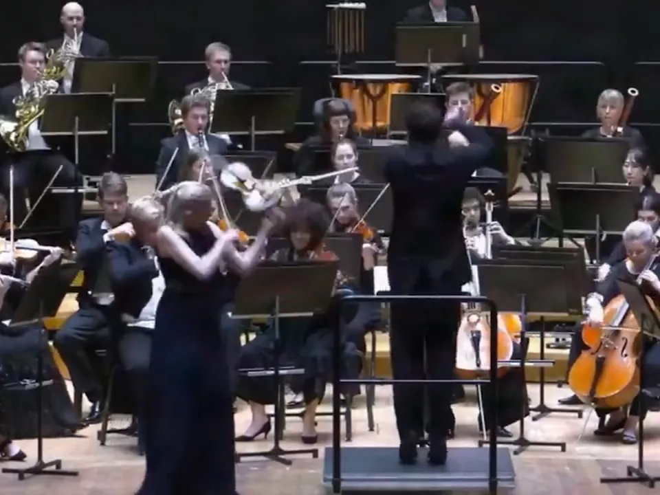 指挥家大手一挥！小提琴家350万美元名琴空中转3圈落地