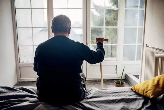 60岁老人，怕被女儿拔管