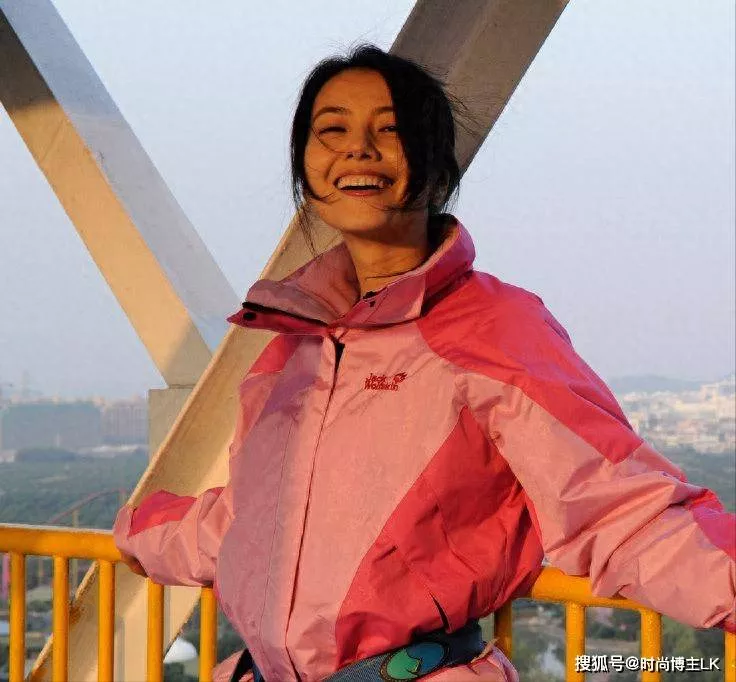 46岁高圆圆去登高，穿粉色冲锋衣好明媚啊