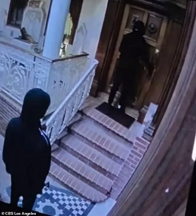 可怕！蒙面劫匪闯豪宅 勒颈抢劫 LA富人区陷恐慌