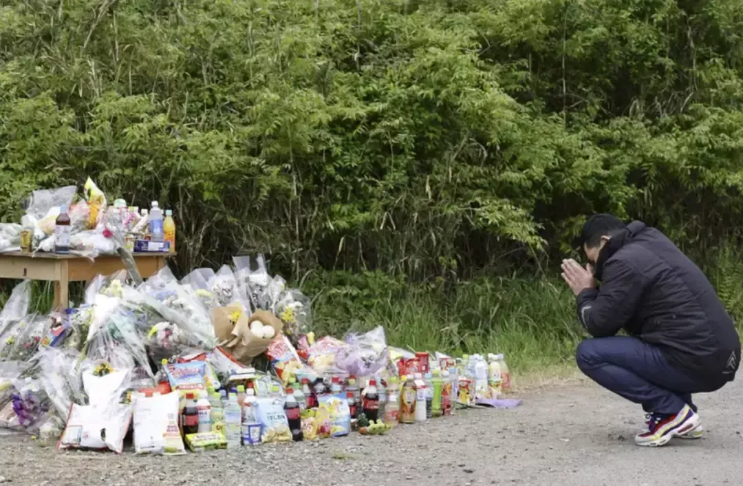 ·在发现结希遗体的地点附近，民众自发搭起了献花台。（日本共同社）