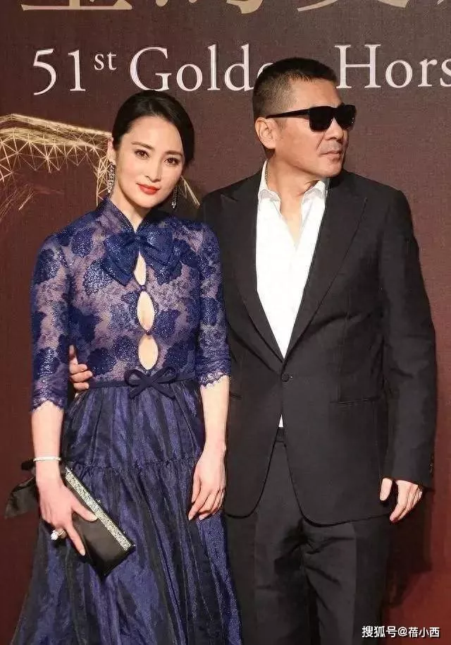 蒋勤勤与老公同框真敢穿，穿礼服开3个口差点“撑爆”