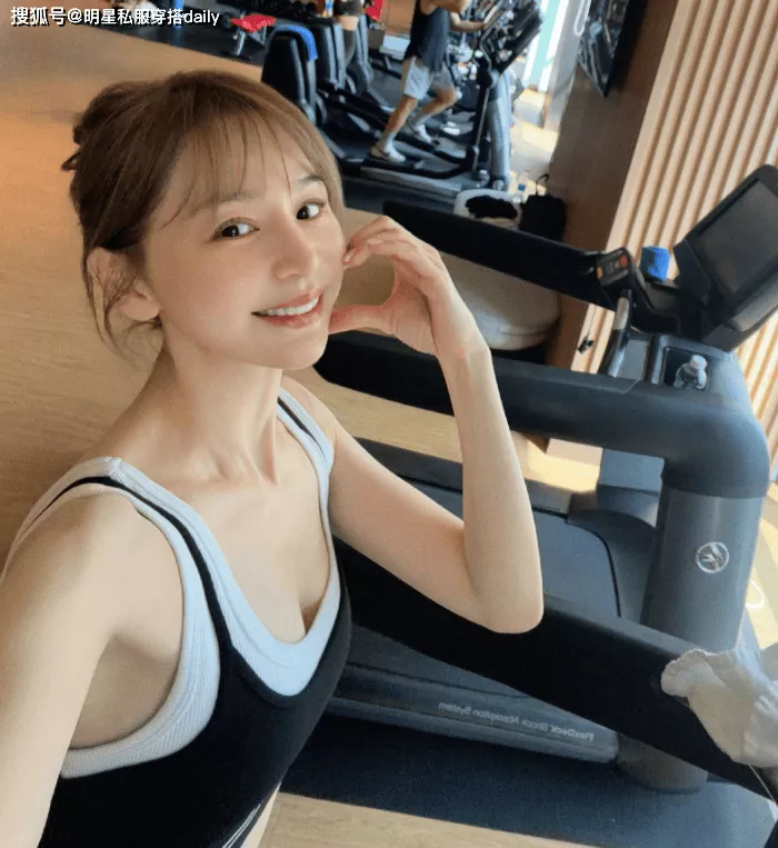 43岁王心凌还是“甜心教主”！穿黑白撞色短背心搭瑜伽裤