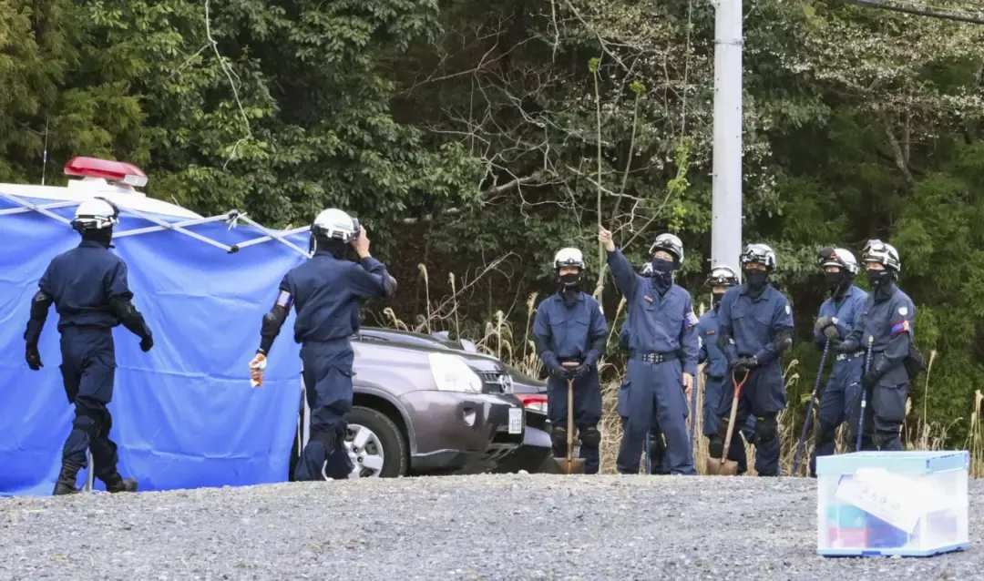 ·警方派出的搜寻队。（日本文春在线网站）