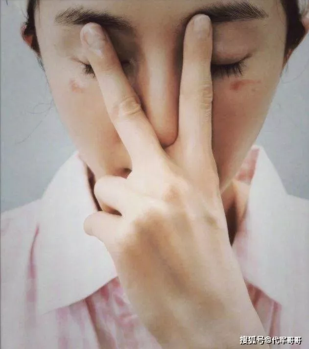 杨幂脸被蒸汽眼罩烫伤了！脸部受伤的明星还有谁？