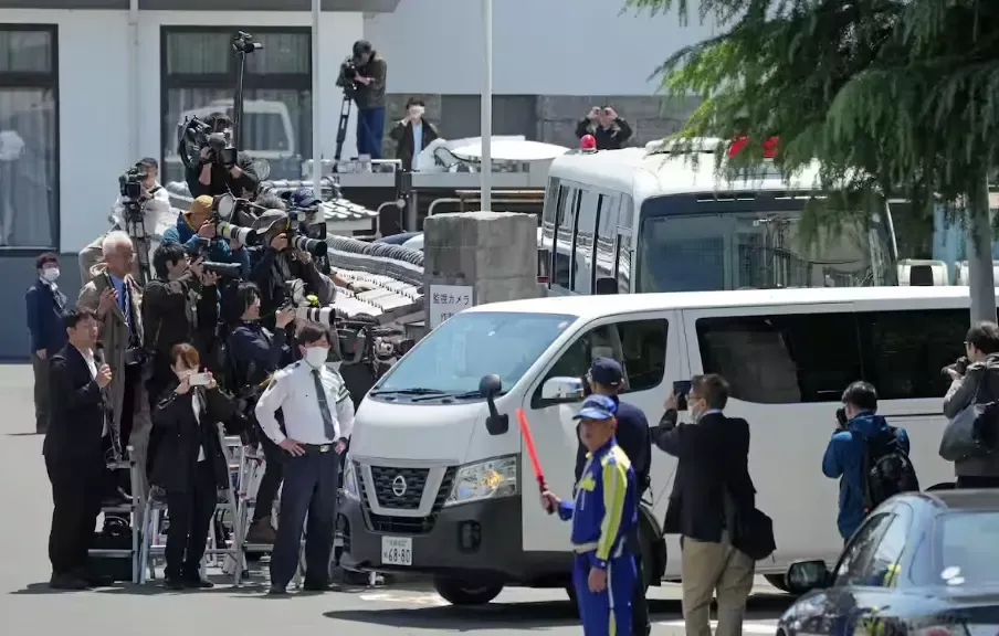 ·优季被捕后，被警方押送。（日本《产经新闻》）