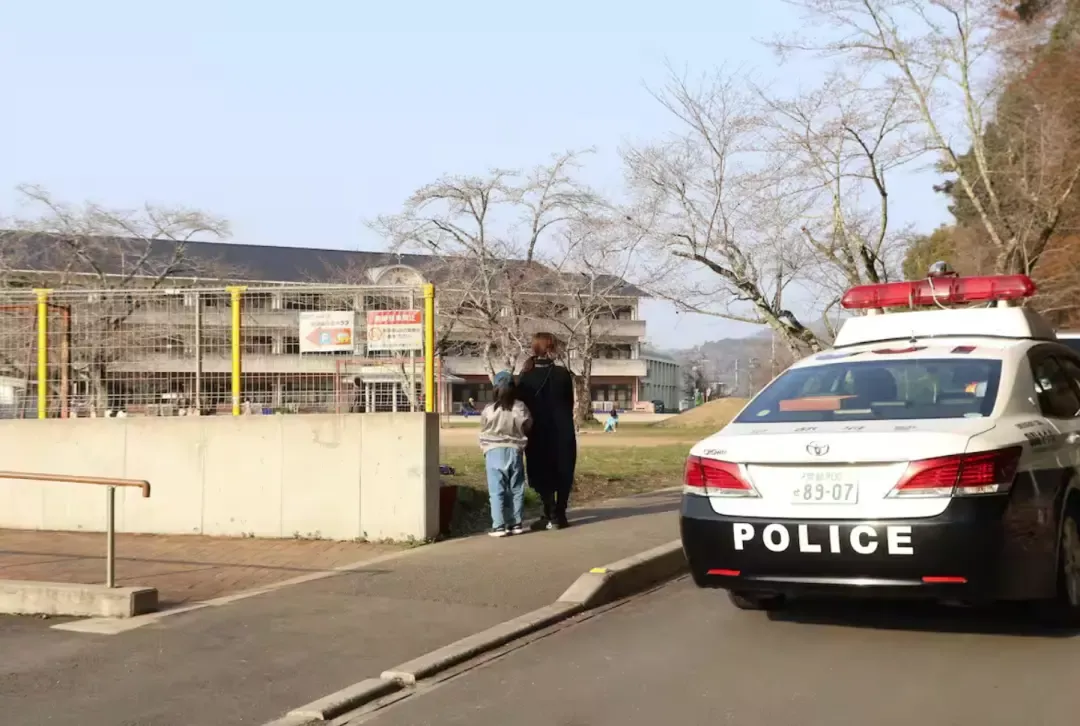 ·案发后，警方在南丹市市立园部小学附近加强巡逻。（日本《产经新闻》）