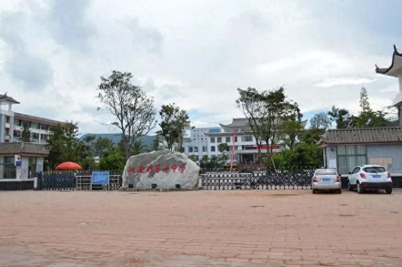 云南一中学教师在校内跳楼,疑留遗书称遭刻意针对