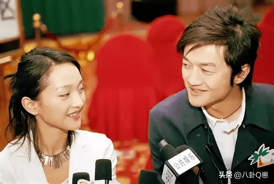 51岁周迅变样：满头白发脸松垮，瘪嘴像老奶奶